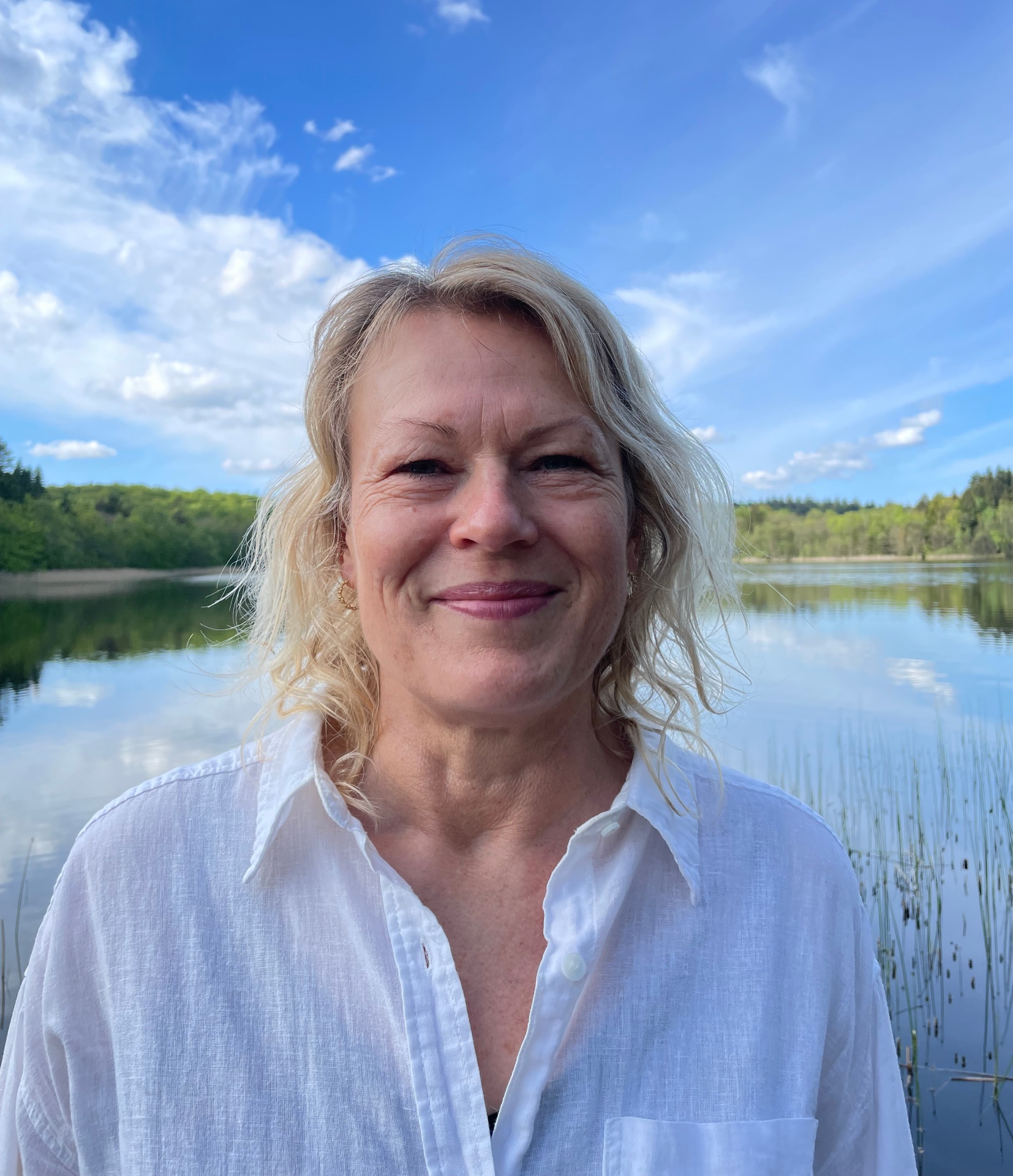 Trine Loft Hjorth ved søen